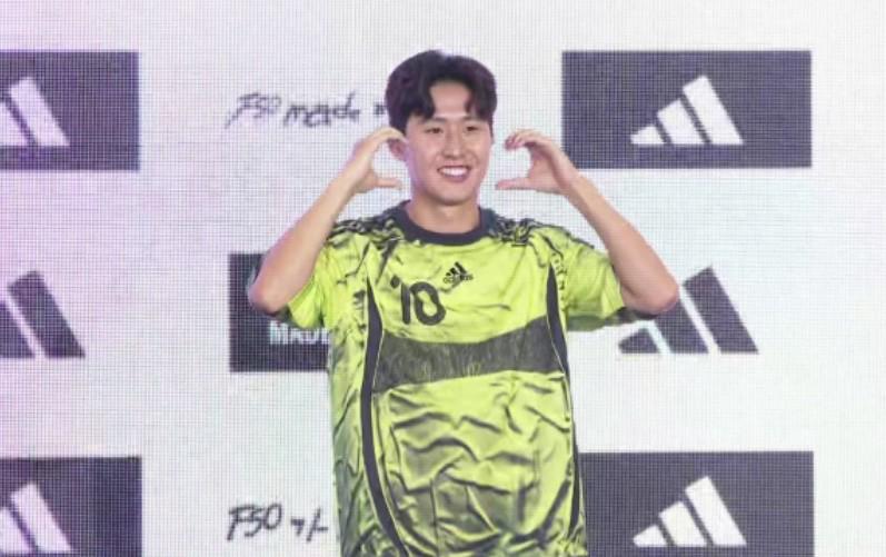 队友们一起, 效力于巴黎, 黎参加了在