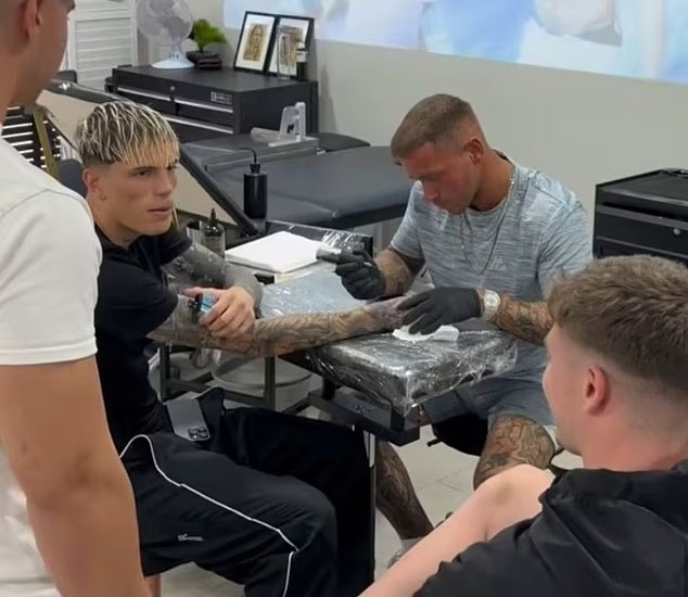 在纹身时拿, OIDWa 在纹身时拿, OIDWa