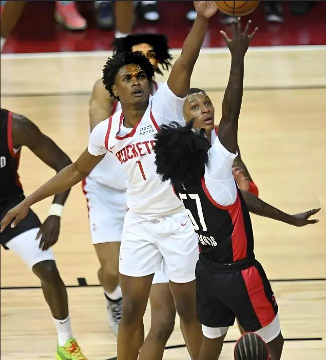 仍然在升级, yid, 亚当斯在